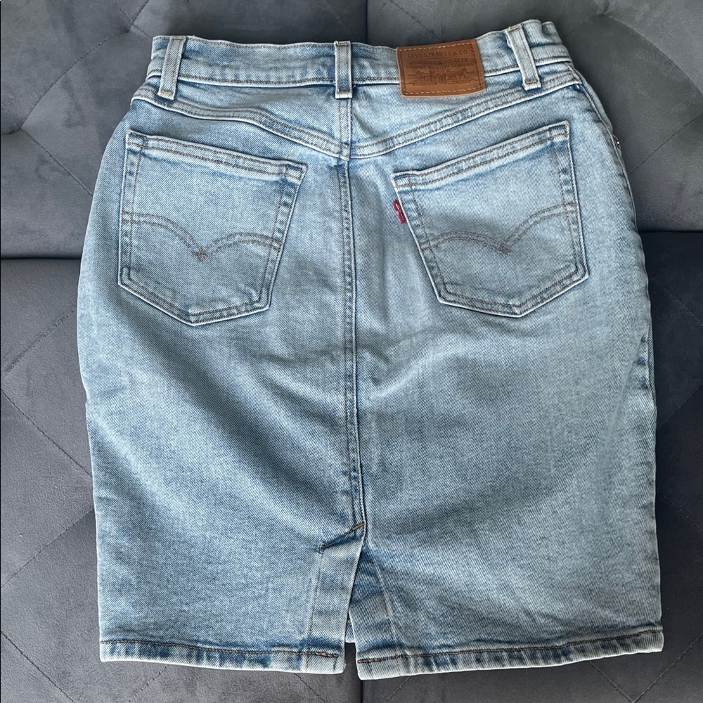 Like New Levi’s Premium Light Denim Skirt. Size 26